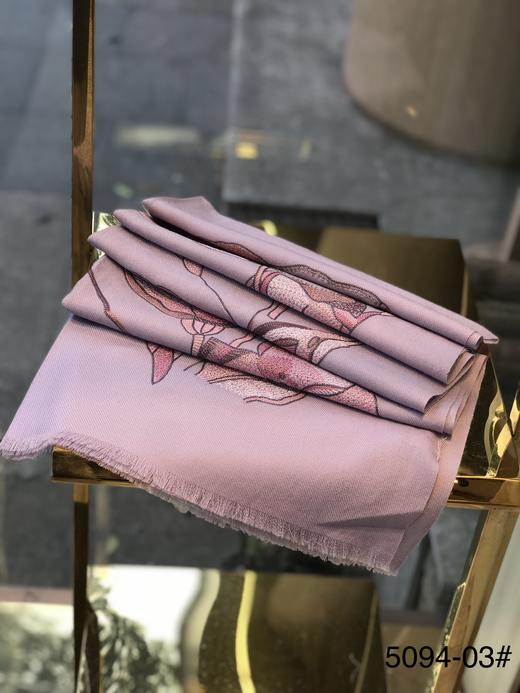 优品堂《明艳典雅》精品羊毛刺绣围巾披肩两用 商品图10