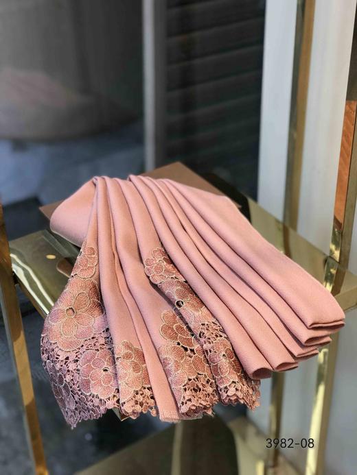 优品堂《樱恋荷花》精品羊毛刺绣围巾披肩两用 商品图7