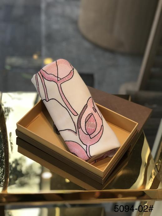 优品堂《明艳典雅》精品羊毛刺绣围巾披肩两用 商品图7