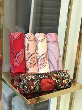 优品堂《明艳典雅》精品羊毛刺绣围巾披肩两用