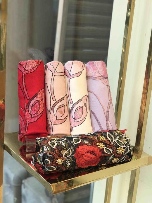 优品堂《明艳典雅》精品羊毛刺绣围巾披肩两用 商品图0