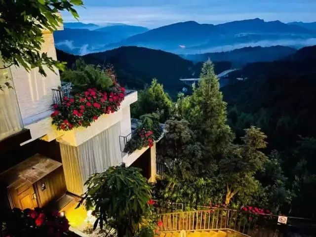 【峨眉山|云中花岭·悬崖酒店】伸手触天!住海拔1410米悬崖网红民宿!