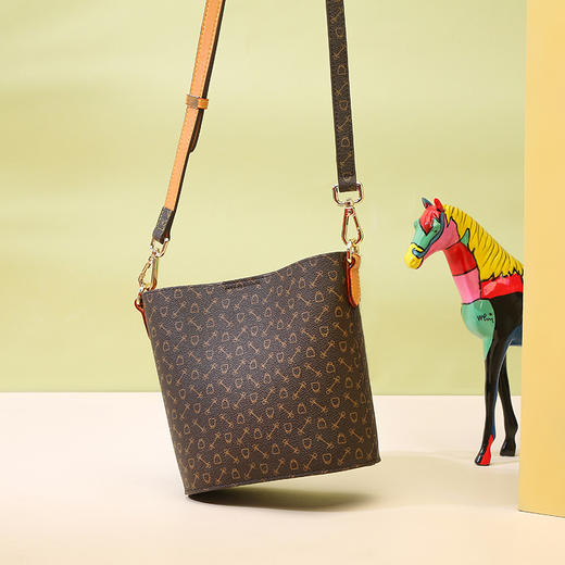 WHY水桶包女斜挎包百搭夏季新款包包时尚女包轻便小巧精致单肩包YAP8410AZ 商品图4