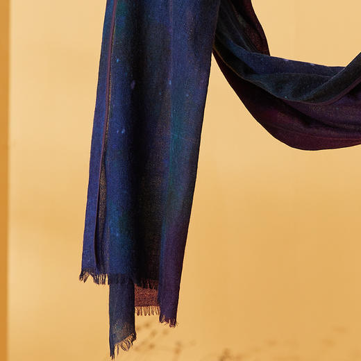 TANGY Collection/天意精品2021年秋冬新品桑蚕丝吊染印花羊绒围巾 商品图2