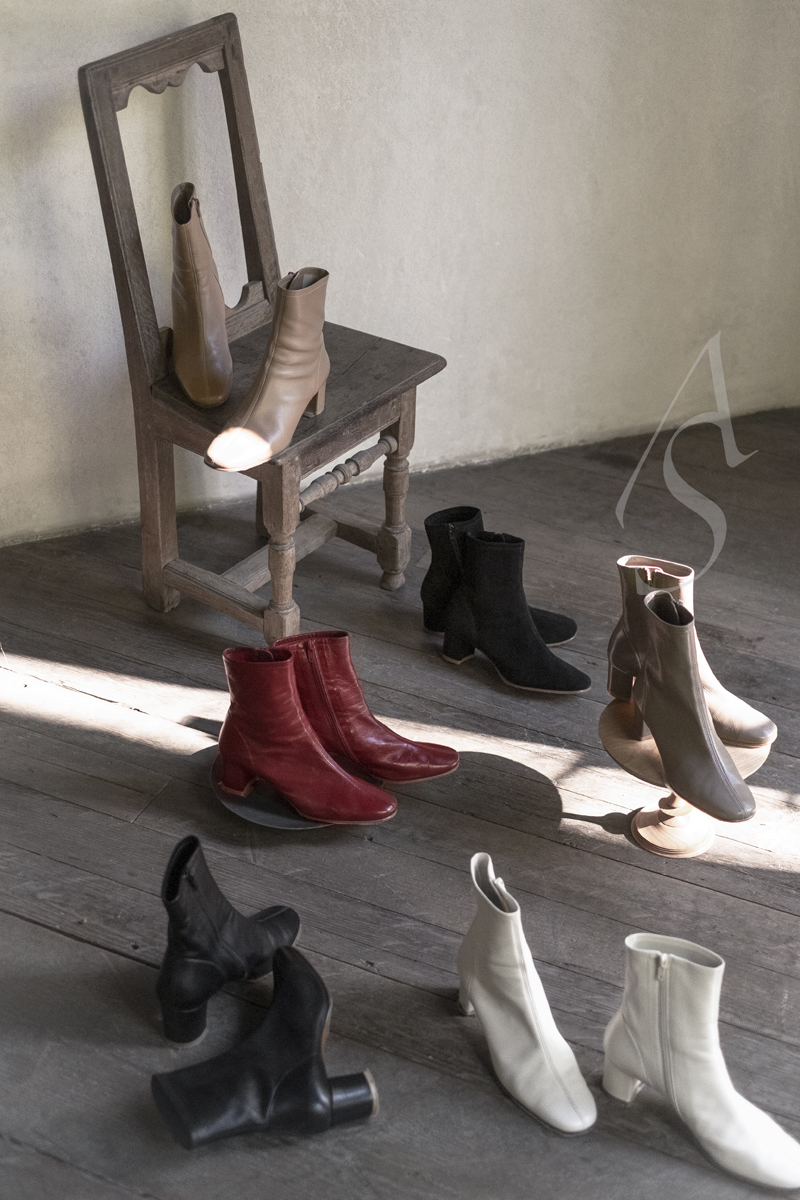 By Far 裸色/黑色/白色/象灰色/勃垦第红/黑色麂皮Sofia侧拉链中跟短靴