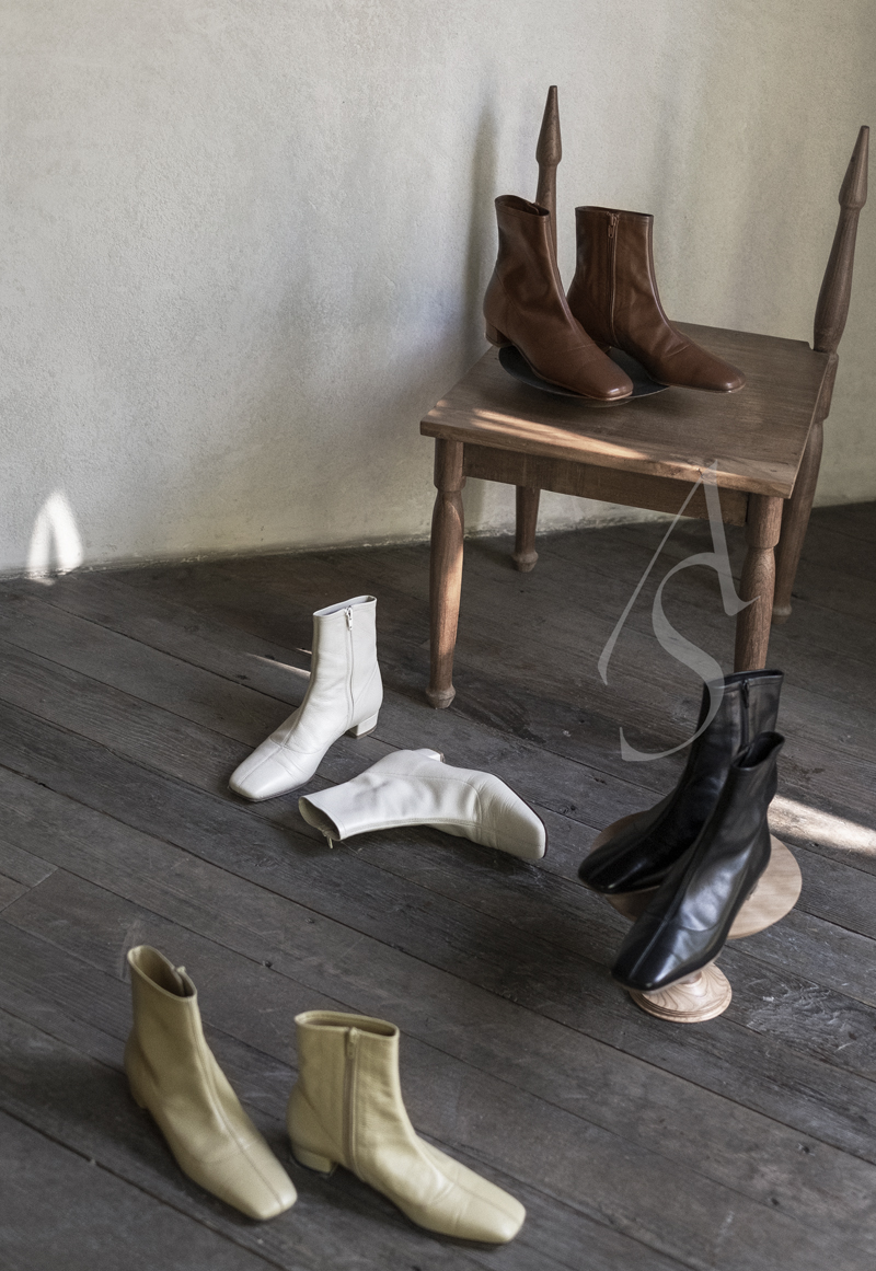 By Far 黑色/白色/黄色/栗色Este侧拉链方头靴