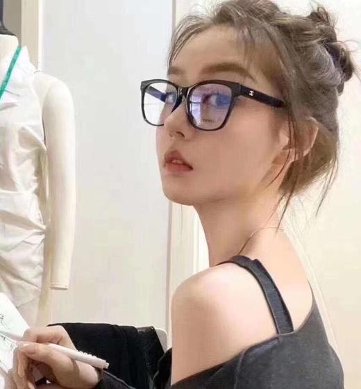 价值3000+ 原dan 素颜神器！小香新款纯黑色镜框 不挑脸型显脸小 轻便舒适 可配近视度数 镜片略带蓝光日常佩戴保护眼晴 近视女生闭眼入！预售 商品图0