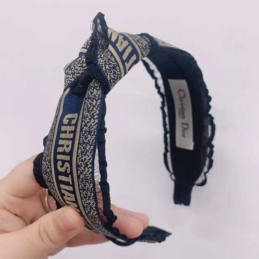 价值2000+ 高级感满满！CD家21新款礼品套盒 蝴蝶结经典蕾丝花边提花字母发箍+配品牌LOGO发夹/头花 实用百搭 时尚复古 文艺淡雅 配礼盒/手提礼品袋包装 商品图3