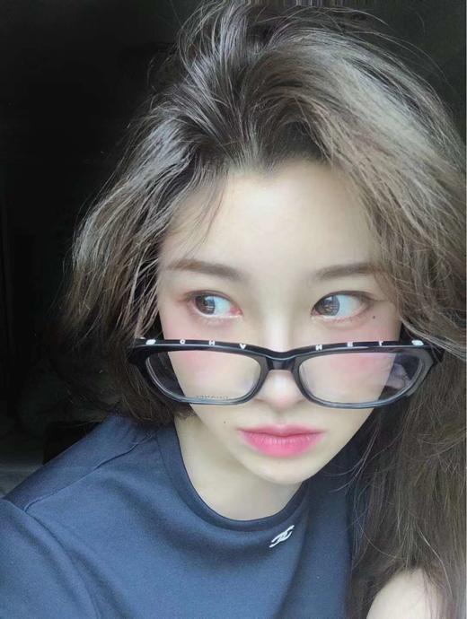 价值3000+ 原dan 素颜神器！小香新款纯黑色镜框 不挑脸型显脸小 轻便舒适 可配近视度数 镜片略带蓝光日常佩戴保护眼晴 近视女生闭眼入！预售 商品图2