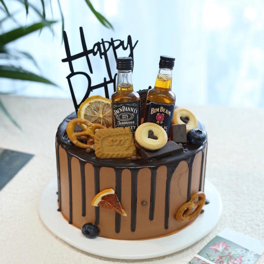威士忌酒瓶装饰巧克力淡奶油蛋糕 商品图0