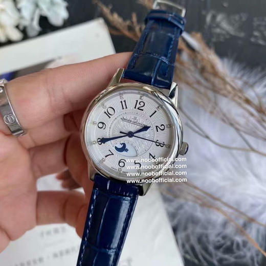 积家约会系列女表        女人腕表的三大梦想之一     积家约会    极致极简    优雅女性   百变配搭精致表冠    数字木纹花面   进口牛皮带   原装折叠扣 商品图5