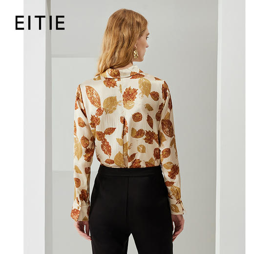 EITIE爱特爱秋季新款100%桑蚕丝女装宽松舒适枫叶印花衬衫上衣6709410 商品图3