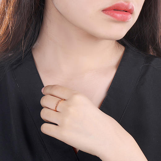 【时尚K金】钻石世家 18K金戒指 车花菱形设计 简约时尚双戒臂设计 开口可调节戒指（约1.15±0.1克） 商品图5