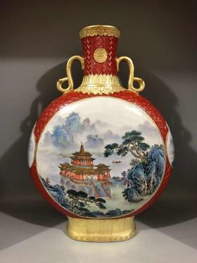 张洁：珊瑚红雕刻开膛粉彩山水楼阁抱月瓶