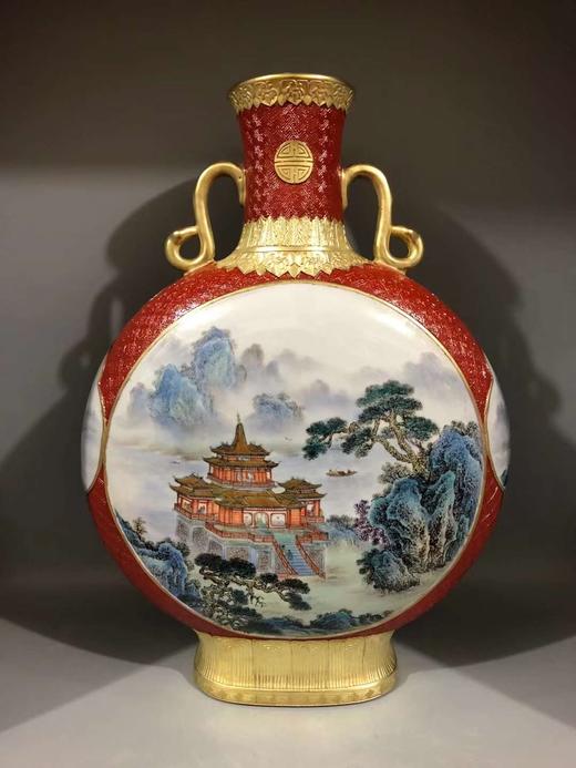 张洁：珊瑚红雕刻开膛粉彩山水楼阁抱月瓶 商品图0