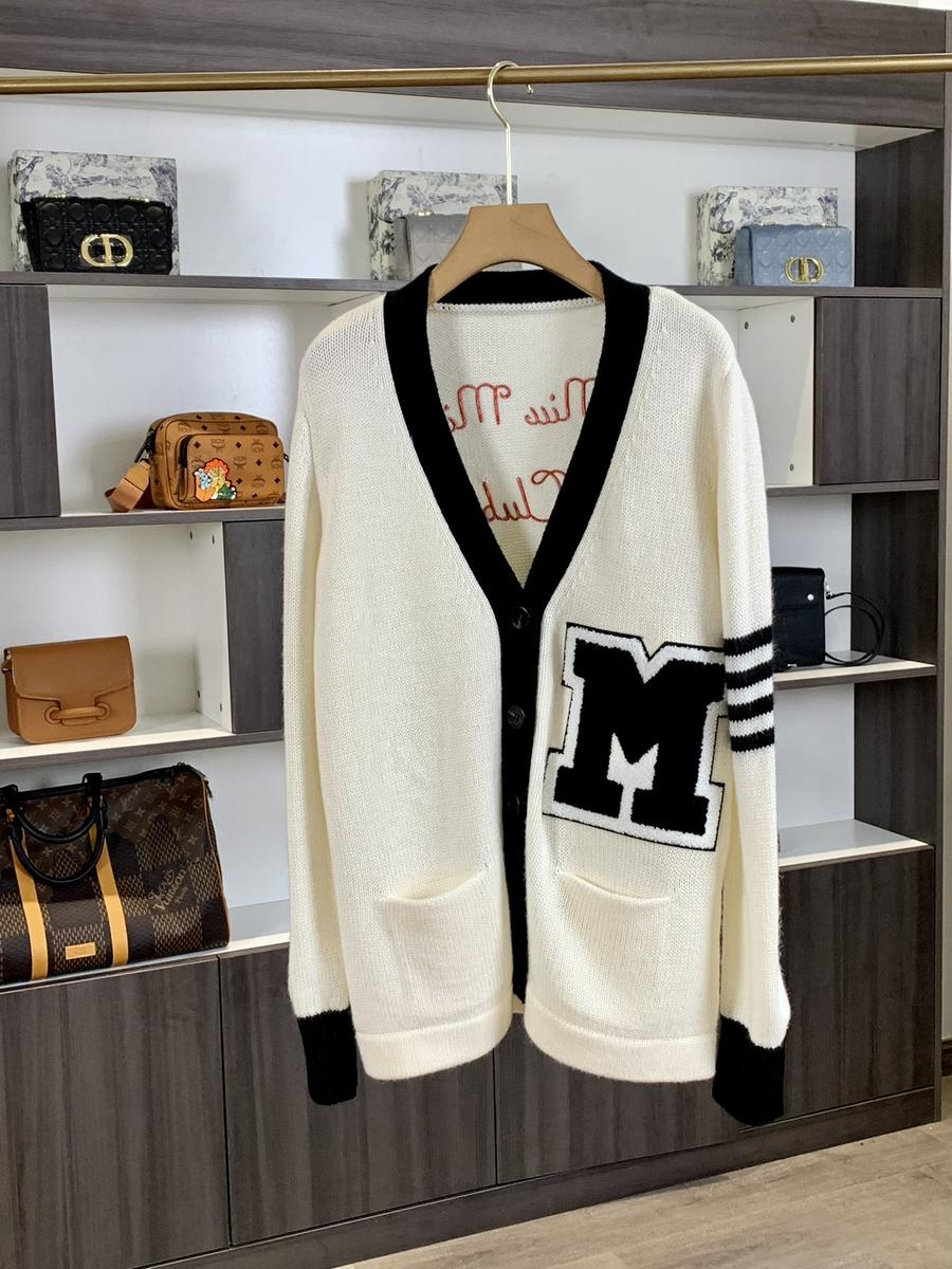 点此购买 miumiu女款v领针织开衫 ssy194709