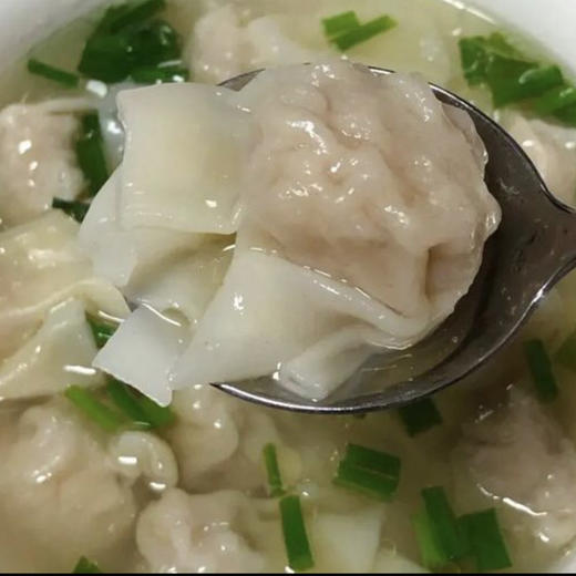 民仁堂鲜肉小馄饨。小孩非常喜欢吃，因独立包装刚好一个人食用，内还见调料包操作很方便干净卫生。馄饨皮薄肉少，口味清爽无杂味。110g/包 商品图3