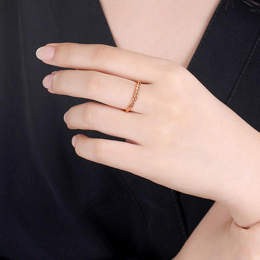 【时尚K金】钻石世家 18K金戒指 车花菱形设计 简约时尚双戒臂设计 开口可调节戒指（约1.15±0.1克） 商品图10