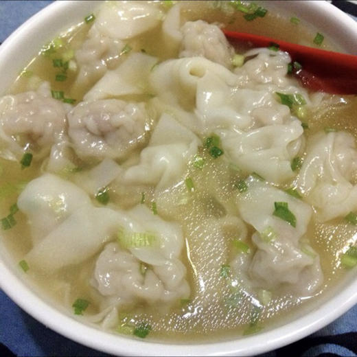 民仁堂鲜肉小馄饨。小孩非常喜欢吃，因独立包装刚好一个人食用，内还见调料包操作很方便干净卫生。馄饨皮薄肉少，口味清爽无杂味。110g/包 商品图2