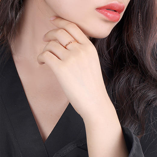 【时尚K金】钻石世家 18K金戒指 车花菱形设计 简约时尚双戒臂设计 开口可调节戒指（约1.15±0.1克） 商品图3