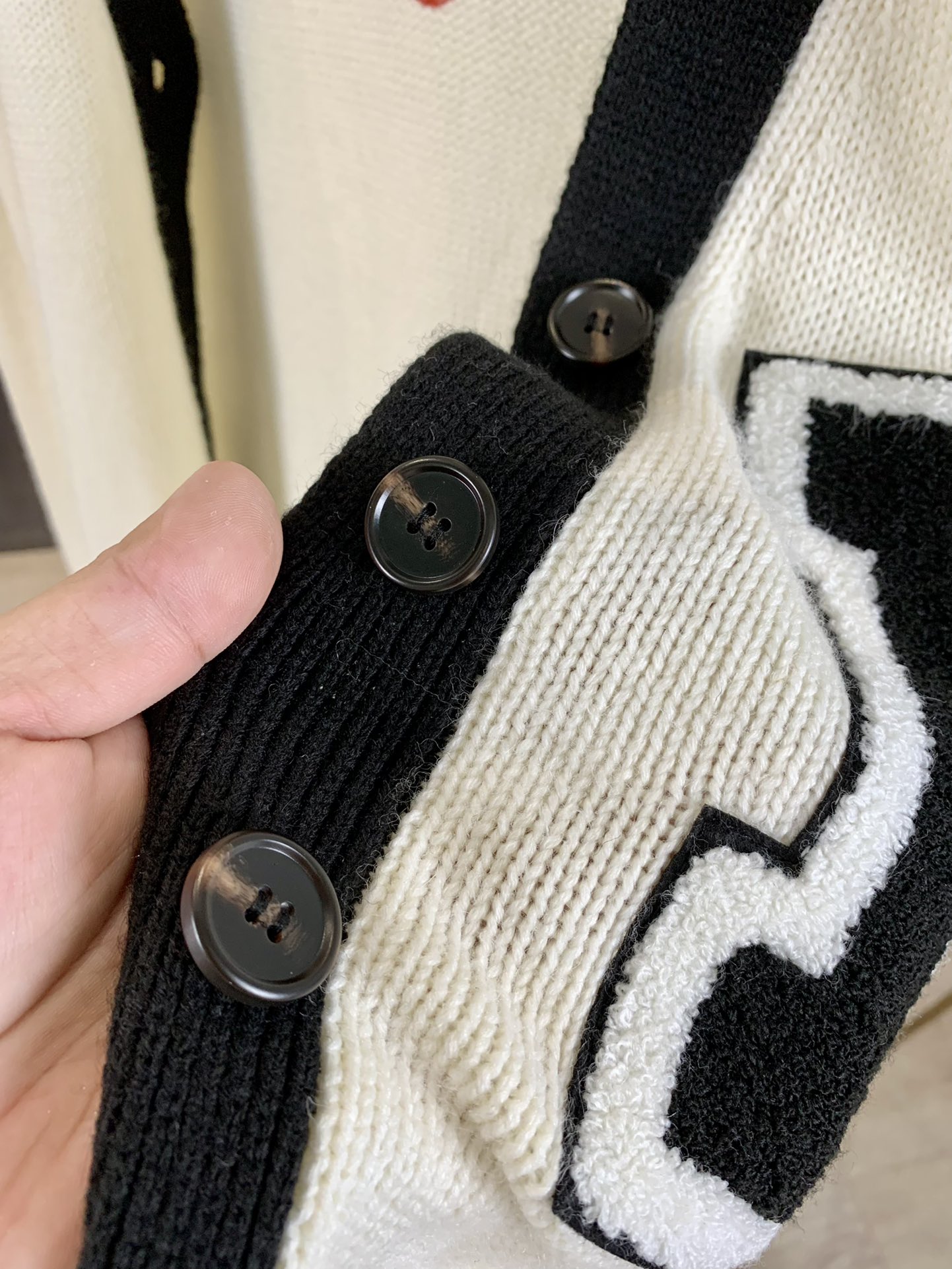 点此购买 miumiu女款v领针织开衫 ssy194709