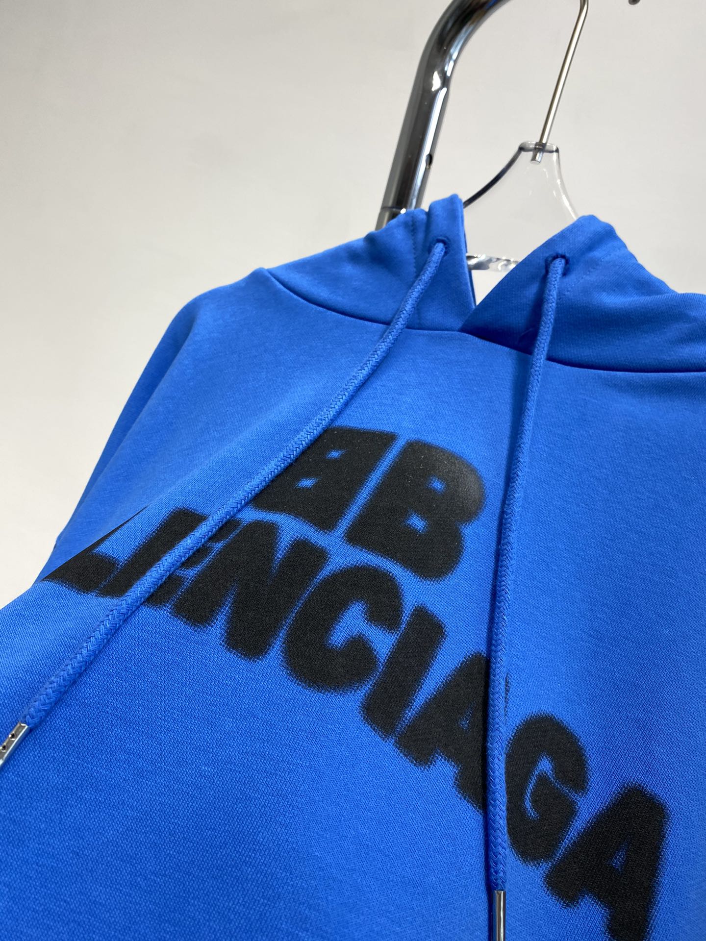 点此购买 巴黎世家克莱因蓝模糊字母连帽卫衣 zz194758