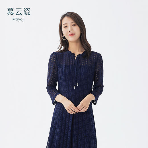 【成熟优美，浪漫飘逸】慕云姿2021秋季新款V领镂空舒适连衣裙 商品图0