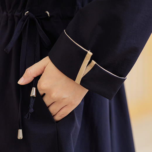 【休闲复古，气质好搭】慕云姿2021秋季新款 撞色翻领中长款连衣裙外套 商品图3