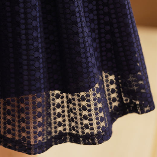 【成熟优美，浪漫飘逸】慕云姿2021秋季新款V领镂空舒适连衣裙 商品图4