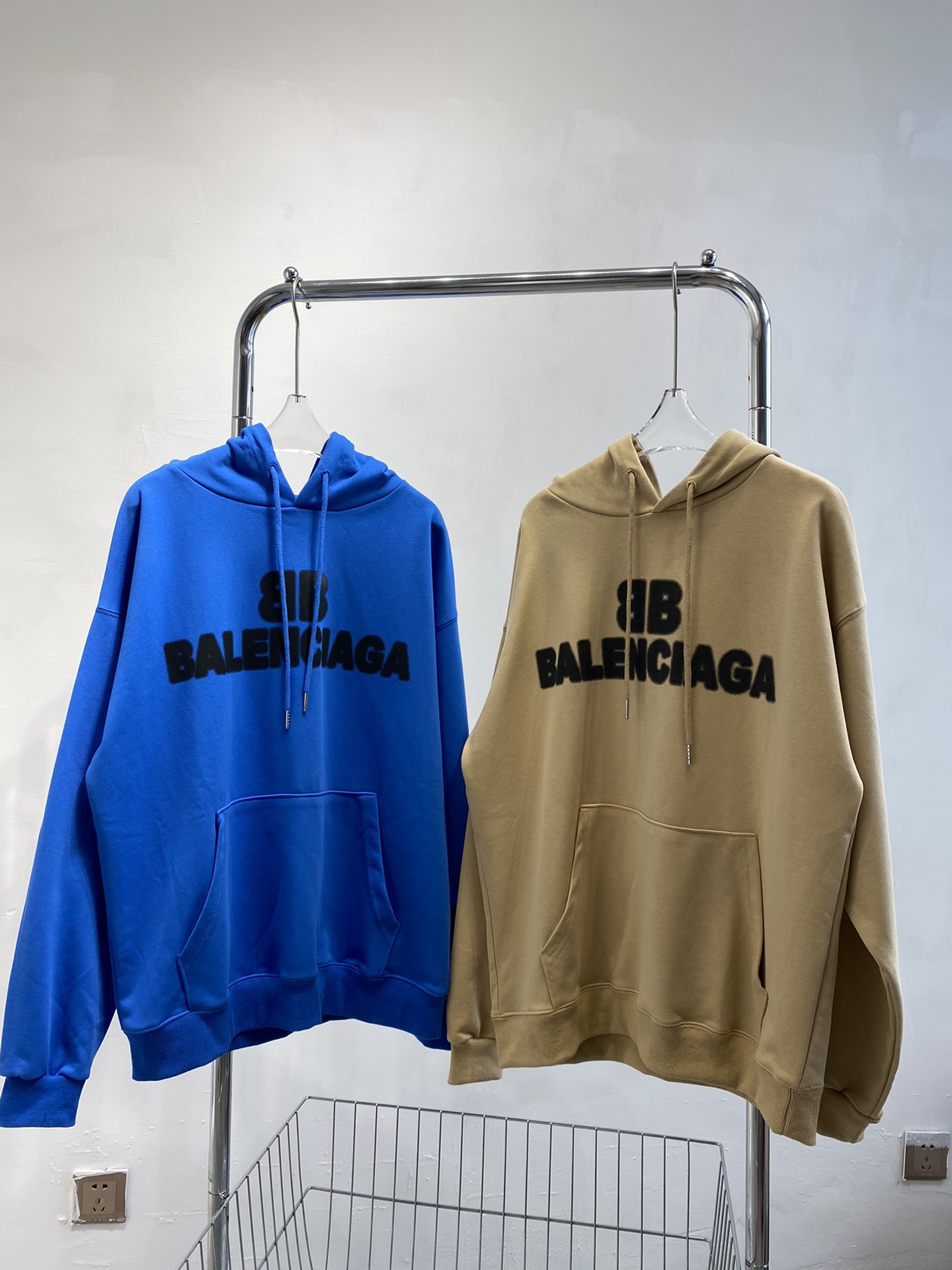 点此购买 巴黎世家克莱因蓝模糊字母连帽卫衣 zz194758