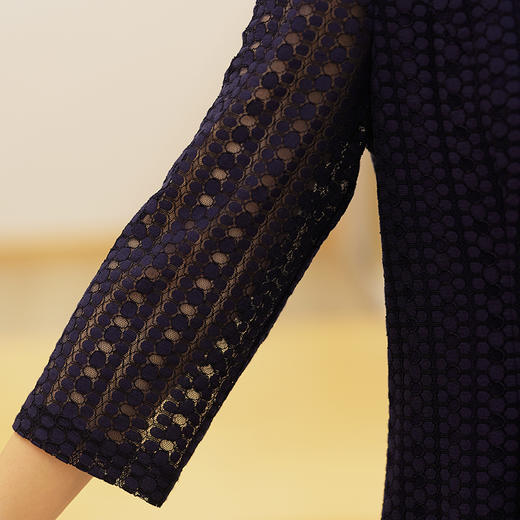 【成熟优美，浪漫飘逸】慕云姿2021秋季新款V领镂空舒适连衣裙 商品图3