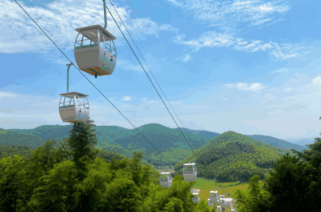 塔作为景区的擎天之柱坐落于260m的山顶,68米高的她,连接了天际缆车