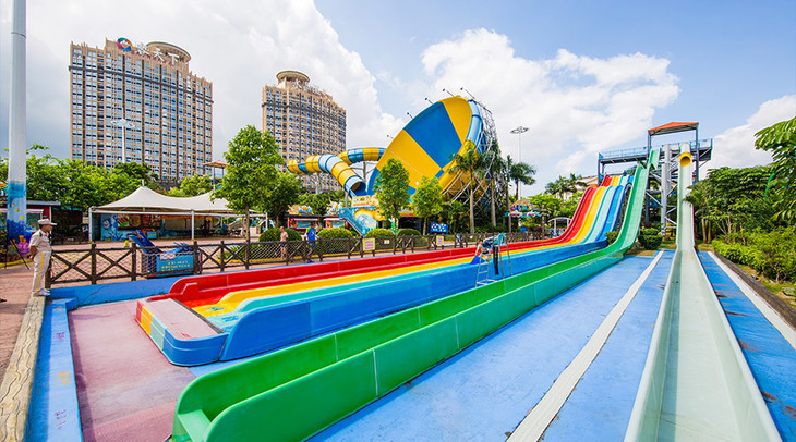 恐龙欢乐世界位于河源客天下景区腹地客家小镇一侧,即恐龙水上世界旁