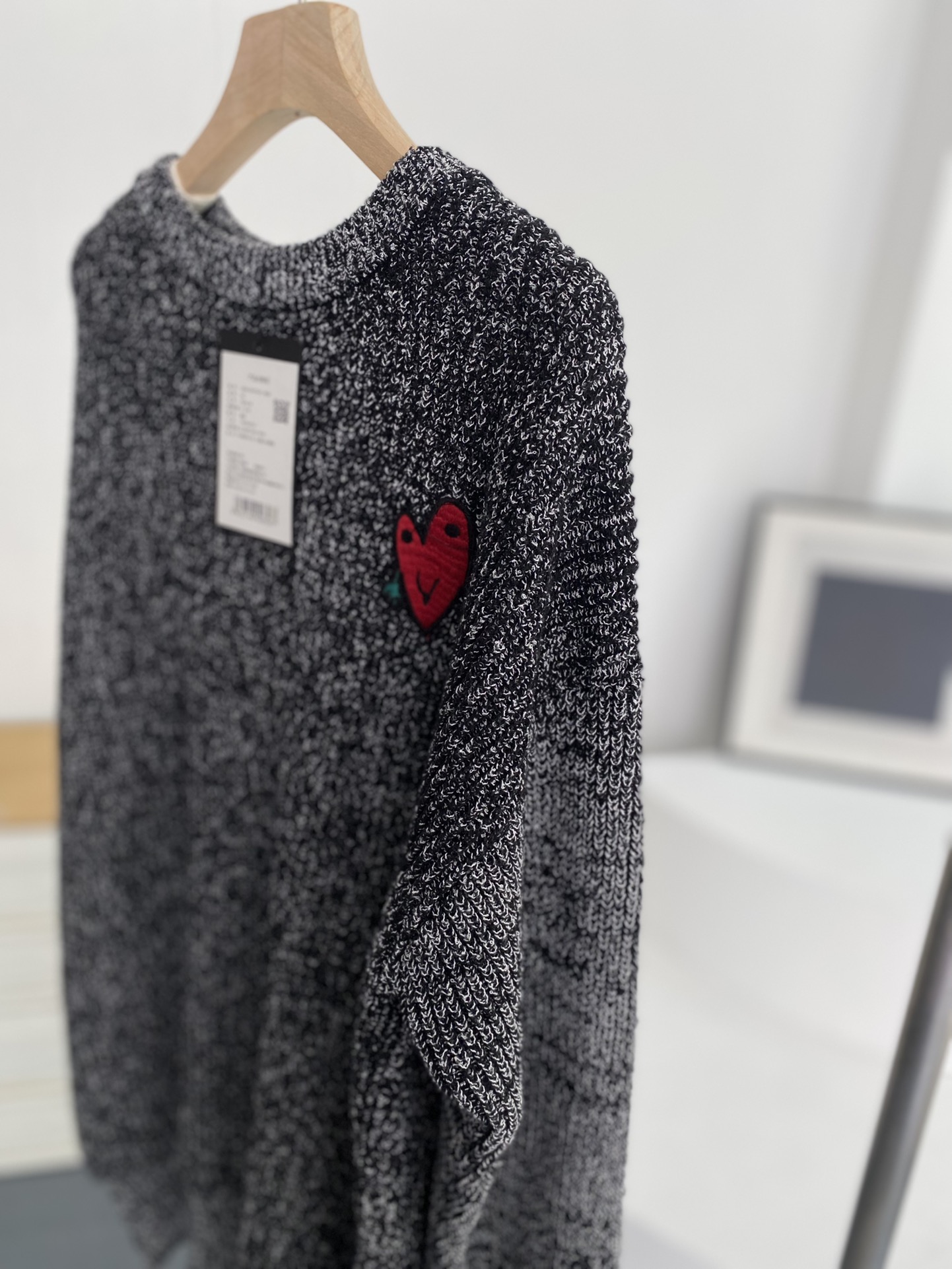 moco爱心刺绣图案毛衣