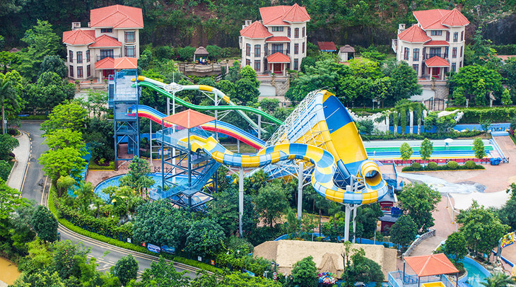 恐龙欢乐世界位于河源客天下景区腹地客家小镇一侧,即恐龙水上世界旁