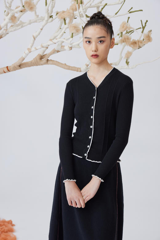 精纺羊绒V领修身女开衫 SJF93W210N 商品图4