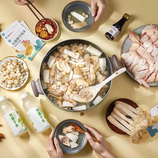 【下单后48小时左右发货】海南文昌椰子鸡 1套 套餐内容：一只鸡（切好900g左右）、1瓶椰子水（1000毫升1瓶）、一个酱料包、一包马蹄80g、一包椰子肉100g、一瓶110毫升酱油 商品图0