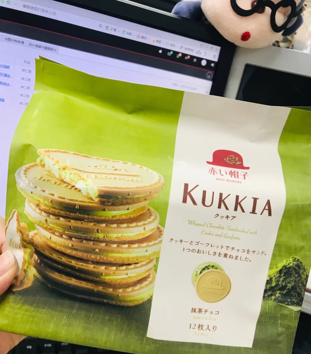 日本红帽子kukkia法式薄饼102g袋2袋抹茶牛奶夹心饼干酥脆的口感中间