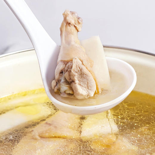 【下单后48小时左右发货】海南文昌椰子鸡 1套 套餐内容：一只鸡（切好900g左右）、1瓶椰子水（1000毫升1瓶）、一个酱料包、一包马蹄80g、一包椰子肉100g、一瓶110毫升酱油 商品图2