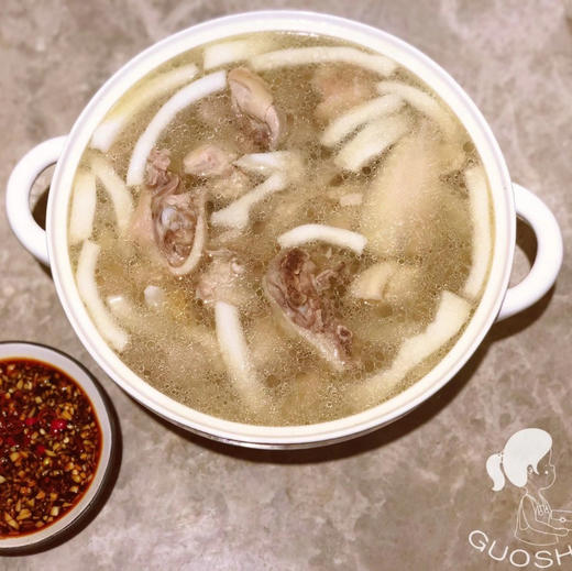 【下单后48小时左右发货】海南文昌椰子鸡 1套 套餐内容：一只鸡（切好900g左右）、1瓶椰子水（1000毫升1瓶）、一个酱料包、一包马蹄80g、一包椰子肉100g、一瓶110毫升酱油 商品图5