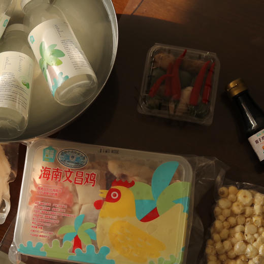 【下单后48小时左右发货】海南文昌椰子鸡 1套 套餐内容：一只鸡（切好900g左右）、1瓶椰子水（1000毫升1瓶）、一个酱料包、一包马蹄80g、一包椰子肉100g、一瓶110毫升酱油 商品图10