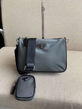 价值9800 境外货 纯正原单！Pr*da三合一男款斜挎包/单肩包 进口降落伞防水面料搭配牛皮 可单肩可斜挎 超精致 颜色巨洋气！