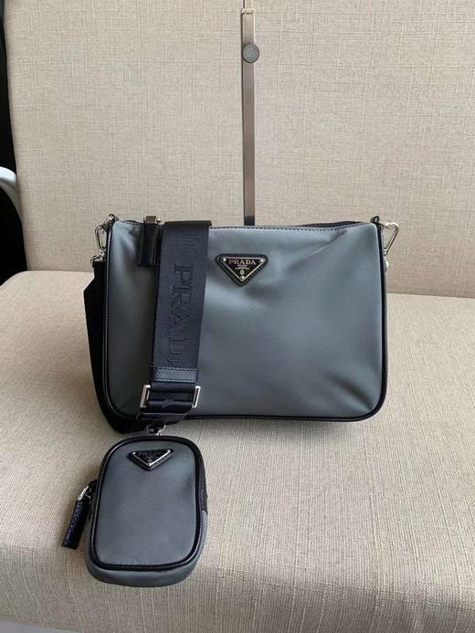 价值9800 境外货 纯正原单！Pr*da三合一男款斜挎包/单肩包 进口降落伞防水面料搭配牛皮 可单肩可斜挎 超精致 颜色巨洋气！ 商品图0