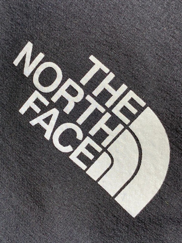 后裤腿的大幅品牌logo镭射印花