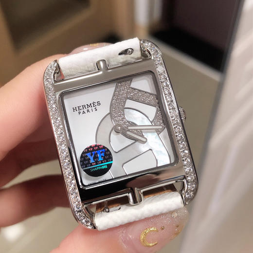 爱马仕Hermes H系列 女士腕表
用宝石镶嵌在表盘上呈现两枚相扣合的“锚链”图案！瑞士石英机芯 商品图4