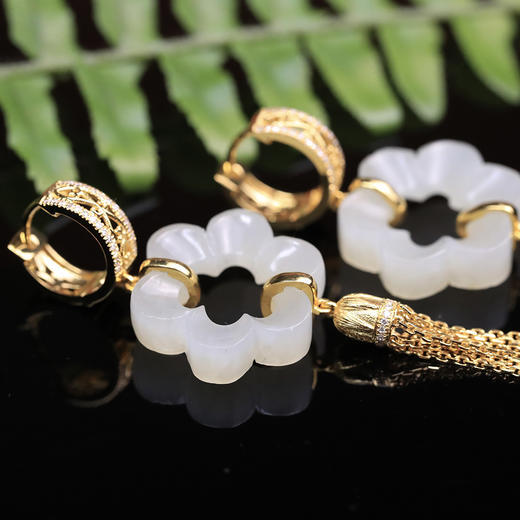 清代和田白玉精工小花黄金瀑布流苏耳环 商品图3