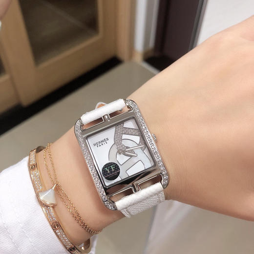 爱马仕Hermes H系列 女士腕表
用宝石镶嵌在表盘上呈现两枚相扣合的“锚链”图案！瑞士石英机芯 商品图2