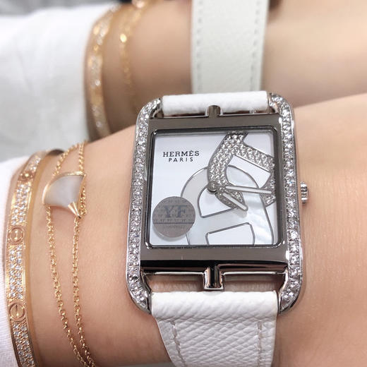 爱马仕Hermes H系列 女士腕表
用宝石镶嵌在表盘上呈现两枚相扣合的“锚链”图案！瑞士石英机芯 商品图1