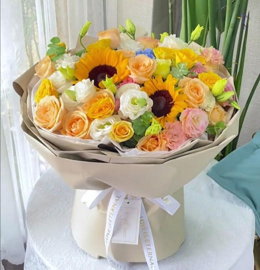 买个珍贵    （4007）香槟玫瑰19支  向日葵3支  白色桔梗5支   緑色桔梗5支  绣球间插 商品图0