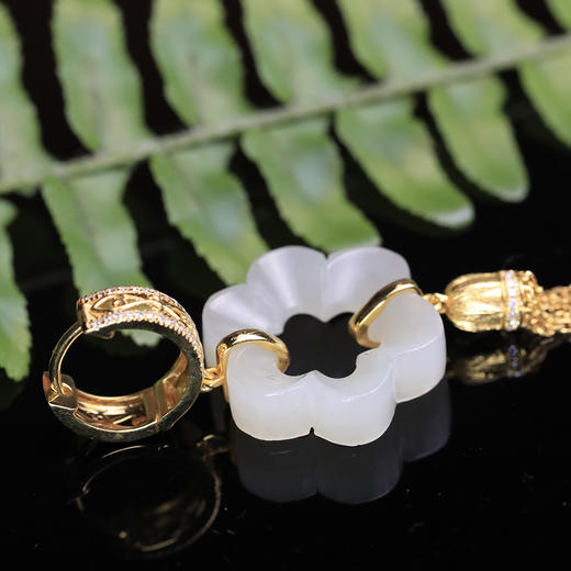 清代和田白玉精工小花黄金瀑布流苏耳环 商品图2